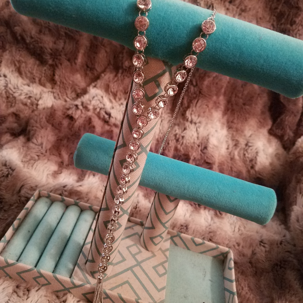 Beautiful lariat style necklace with fringe detail